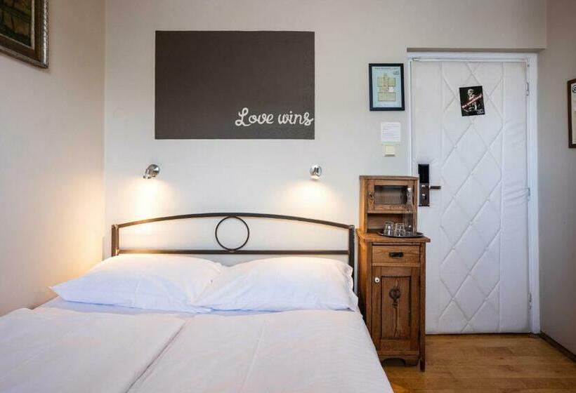 اتاق استاندارد یک نفره, Sir Toby's Hostel