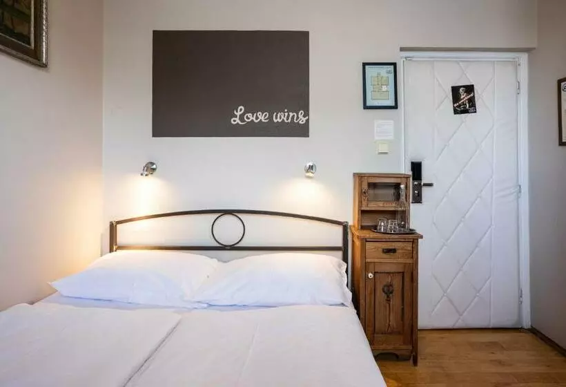 اتاق استاندارد یک نفره, Sir Toby's Hostel