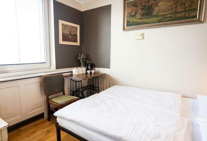 اتاق استاندارد یک نفره, Sir Toby's Hostel