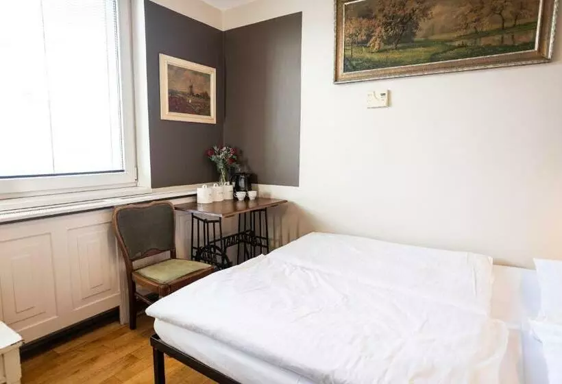 اتاق استاندارد یک نفره, Sir Toby's Hostel