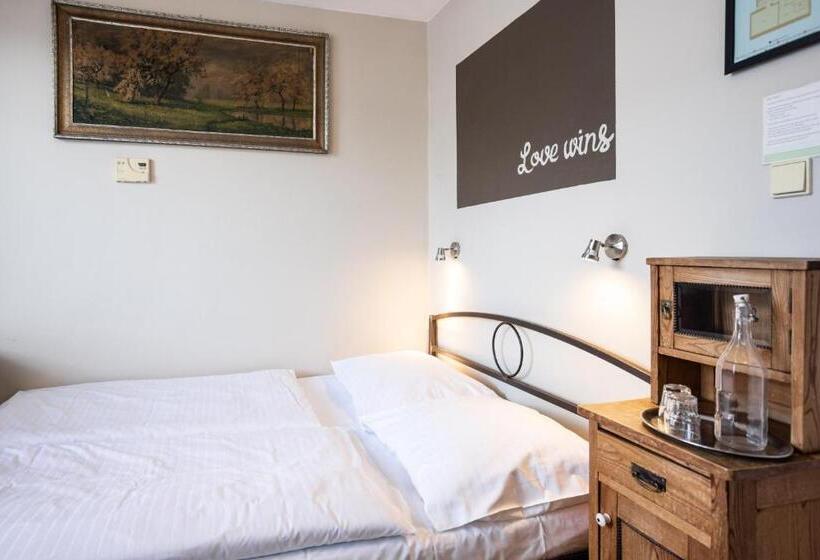 اتاق استاندارد یک نفره, Sir Toby's Hostel