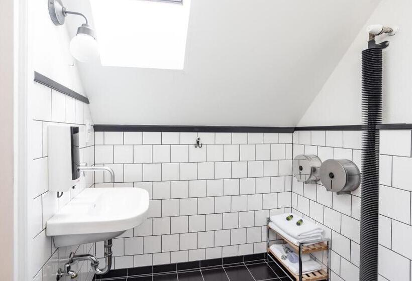 اتاق استاندارد چهار تخته, Sir Toby's Hostel