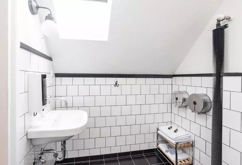اتاق استاندارد چهار تخته, Sir Toby's Hostel