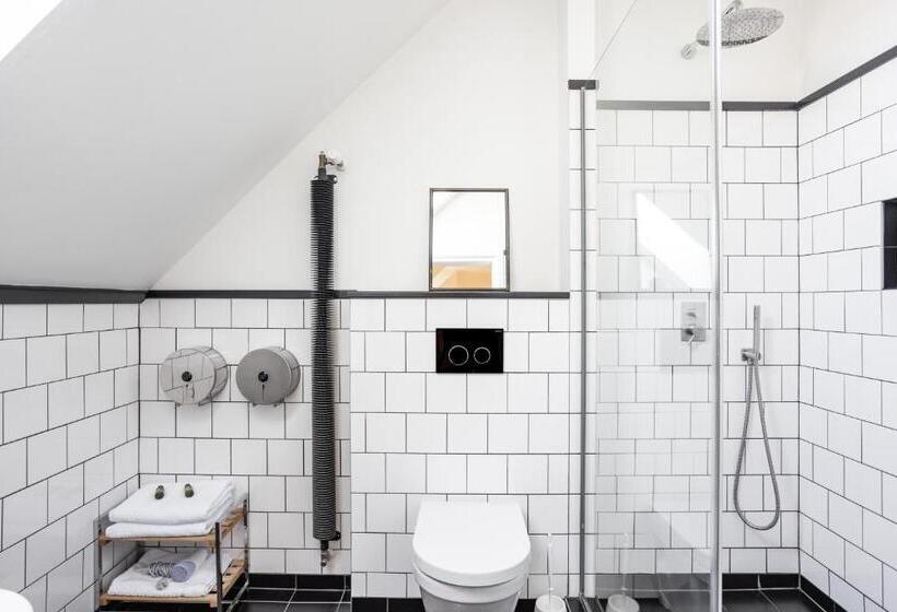 اتاق استاندارد چهار تخته, Sir Toby's Hostel