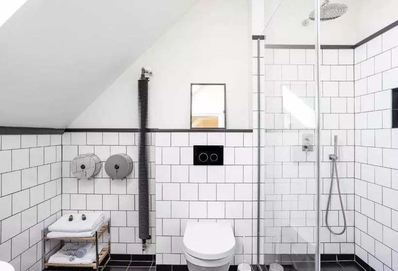 اتاق استاندارد چهار تخته, Sir Toby's Hostel
