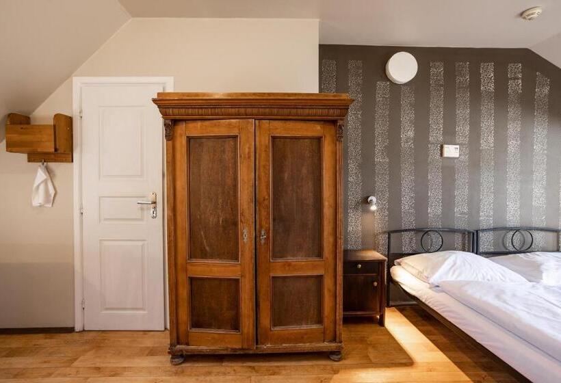 اتاق استاندارد چهار تخته, Sir Toby's Hostel