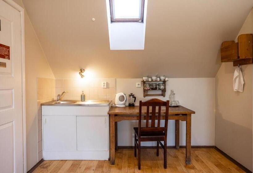 اتاق استاندارد چهار تخته, Sir Toby's Hostel