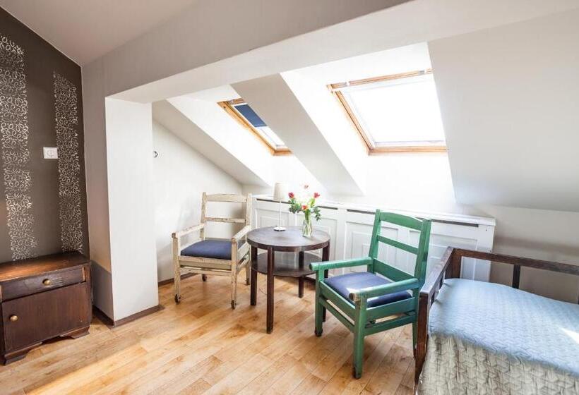 اتاق استاندارد چهار تخته, Sir Toby's Hostel