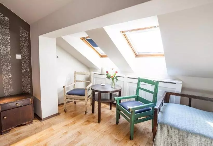 اتاق استاندارد چهار تخته, Sir Toby's Hostel