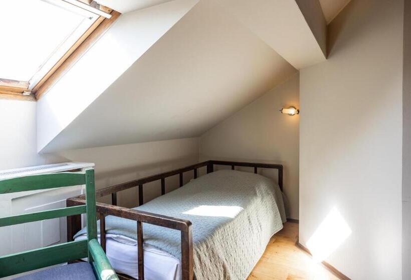 اتاق استاندارد چهار تخته, Sir Toby's Hostel