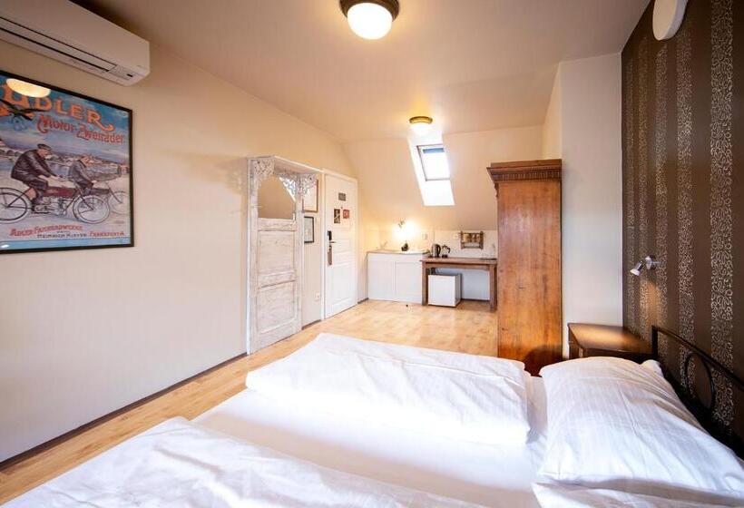 اتاق استاندارد چهار تخته, Sir Toby's Hostel