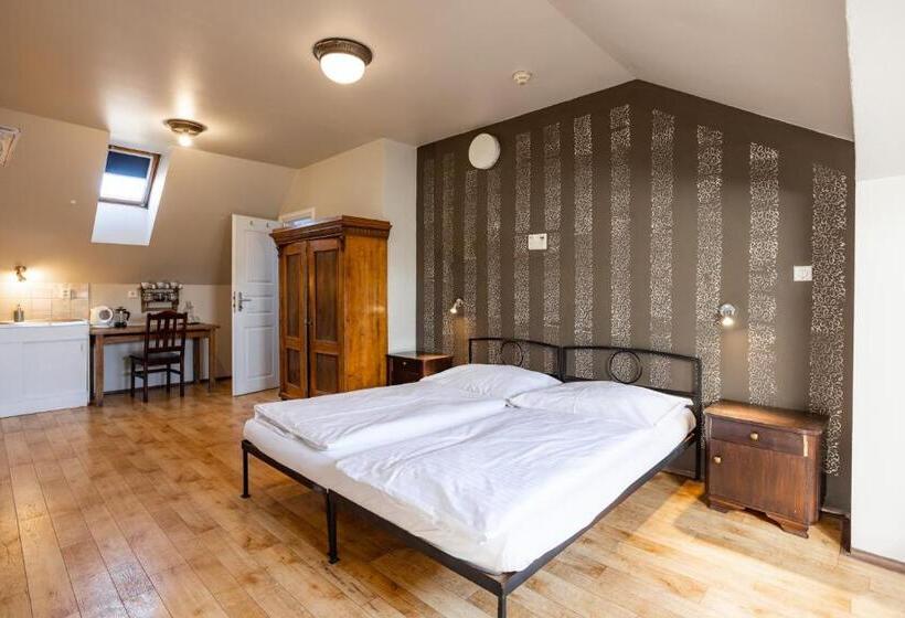 اتاق استاندارد چهار تخته, Sir Toby's Hostel