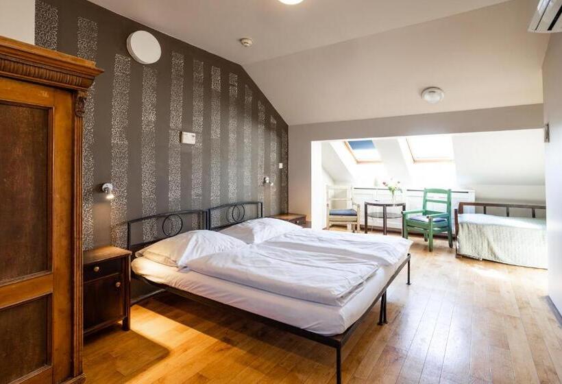 اتاق استاندارد چهار تخته, Sir Toby's Hostel