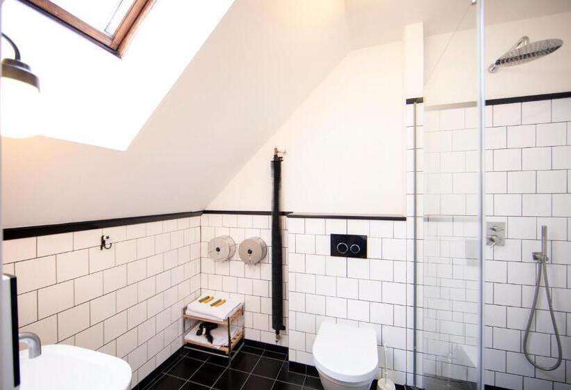 اتاق استاندارد, Sir Toby's Hostel