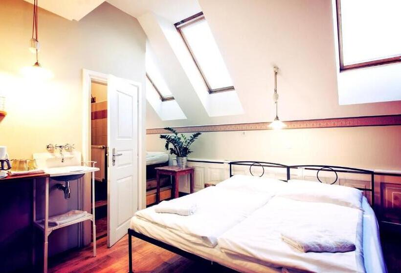 اتاق استاندارد, Sir Toby's Hostel