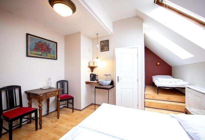 اتاق استاندارد, Sir Toby's Hostel