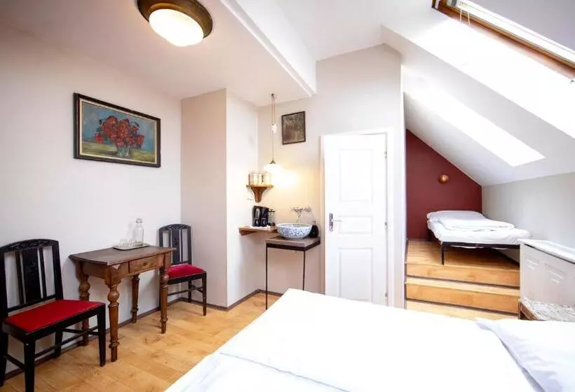 اتاق استاندارد, Sir Toby's Hostel