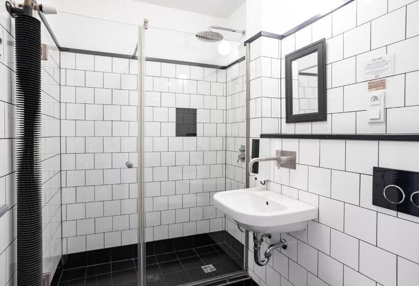 اتاق استاندارد, Sir Toby's Hostel