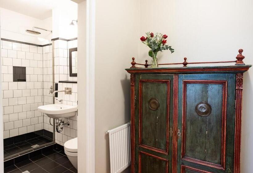 اتاق استاندارد, Sir Toby's Hostel