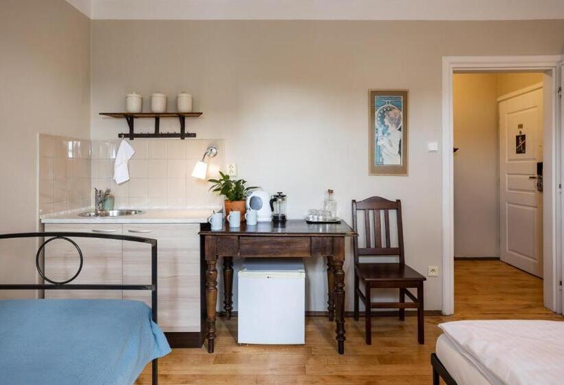 اتاق استاندارد, Sir Toby's Hostel