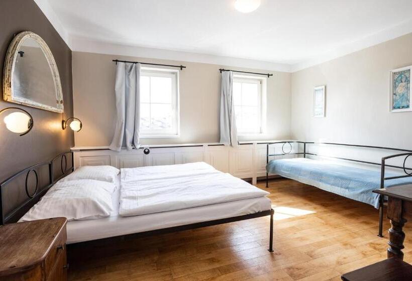 اتاق استاندارد, Sir Toby's Hostel