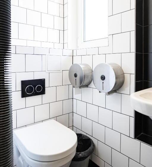 اتاق استاندارد با سرویس بهداشتی مشترک, Sir Toby's Hostel