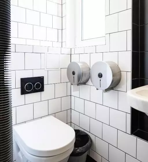 اتاق استاندارد با سرویس بهداشتی مشترک, Sir Toby's Hostel