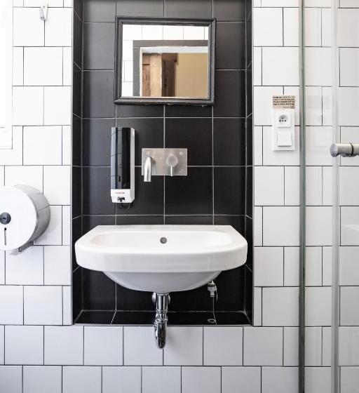 اتاق استاندارد با سرویس بهداشتی مشترک, Sir Toby's Hostel