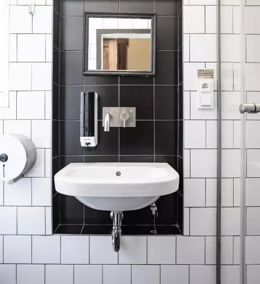 اتاق استاندارد با سرویس بهداشتی مشترک, Sir Toby's Hostel