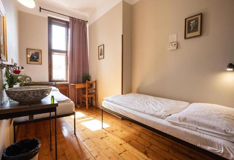 اتاق استاندارد با سرویس بهداشتی مشترک, Sir Toby's Hostel