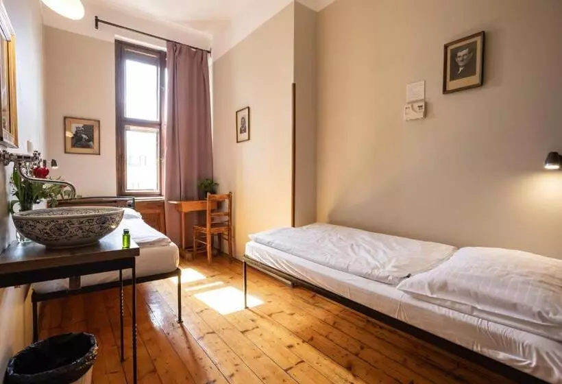 اتاق استاندارد با سرویس بهداشتی مشترک, Sir Toby's Hostel