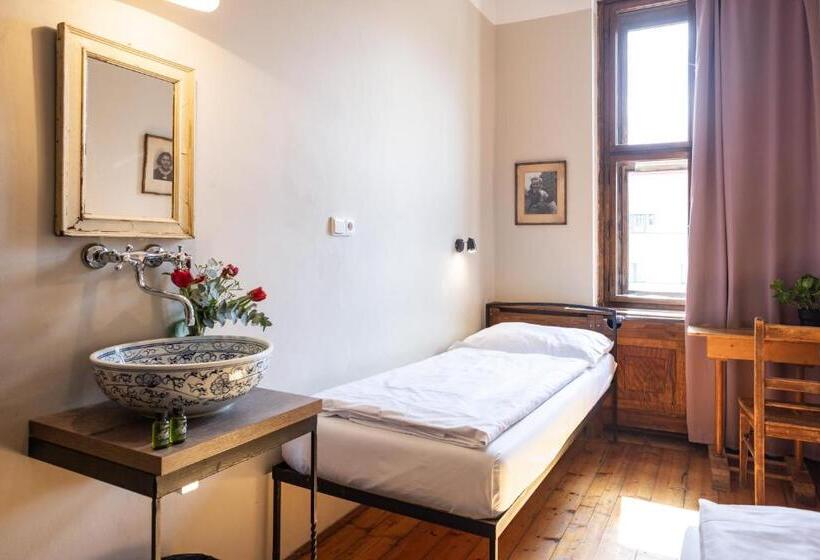 اتاق استاندارد با سرویس بهداشتی مشترک, Sir Toby's Hostel