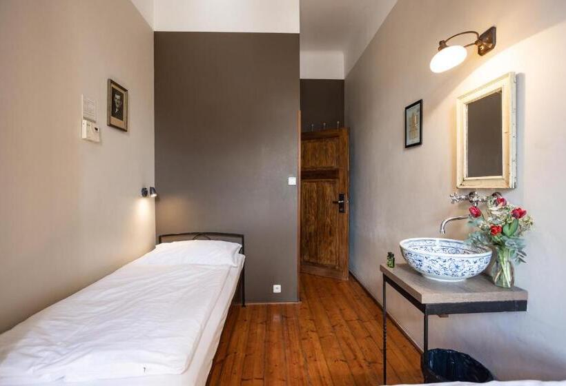 اتاق استاندارد با سرویس بهداشتی مشترک, Sir Toby's Hostel