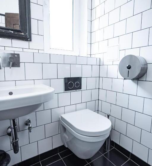 تختخواب در اتاق مشترک, Sir Toby's Hostel