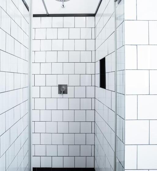 تختخواب در اتاق مشترک, Sir Toby's Hostel