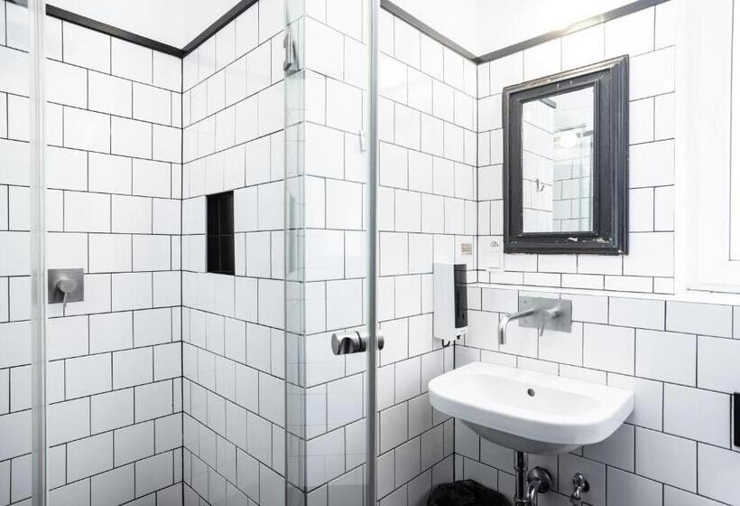 تختخواب در اتاق مشترک, Sir Toby's Hostel