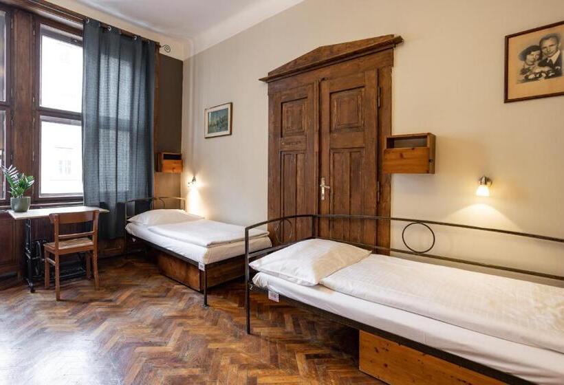 تختخواب در اتاق مشترک, Sir Toby's Hostel