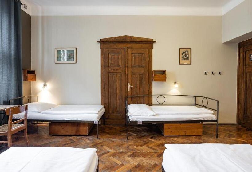 تختخواب در اتاق مشترک, Sir Toby's Hostel