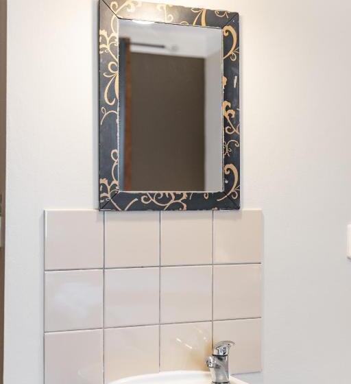 تختخواب در اتاق مشترک, Sir Toby's Hostel