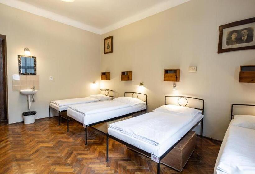 تختخواب در اتاق مشترک, Sir Toby's Hostel