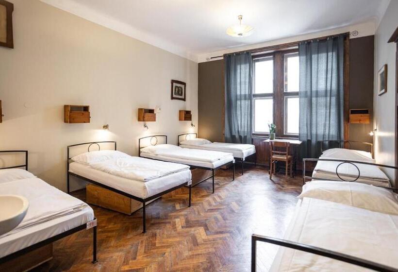 تختخواب در اتاق مشترک, Sir Toby's Hostel