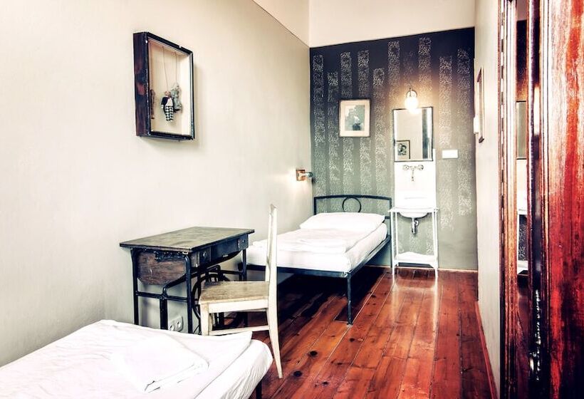 اتاق استاندارد با سرویس بهداشتی مشترک, Sir Toby's Hostel