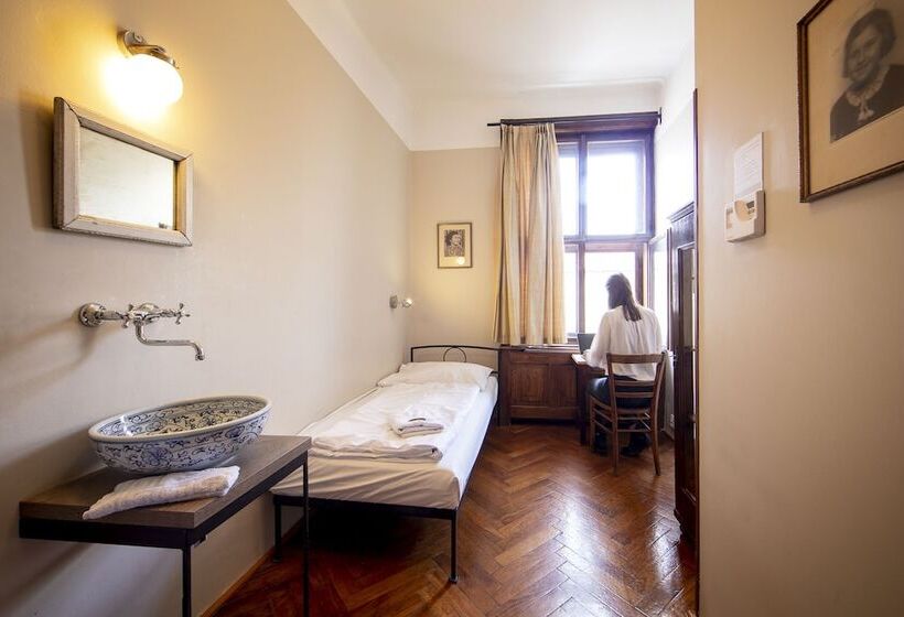 اتاق استاندارد با سرویس بهداشتی مشترک, Sir Toby's Hostel