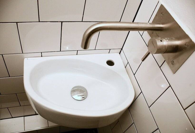 اتاق استاندارد, Sir Toby's Hostel