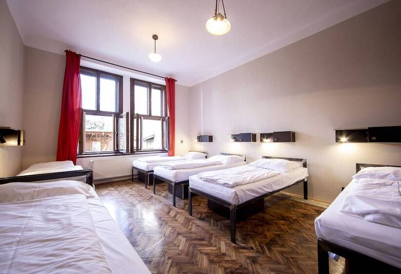 تختخواب در اتاق مشترک, Sir Toby's Hostel