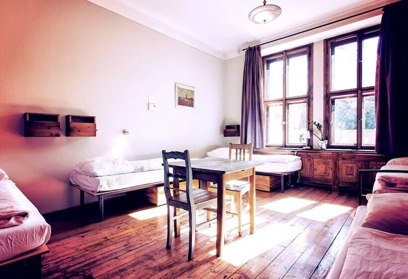 تختخواب در اتاق مشترک, Sir Toby's Hostel