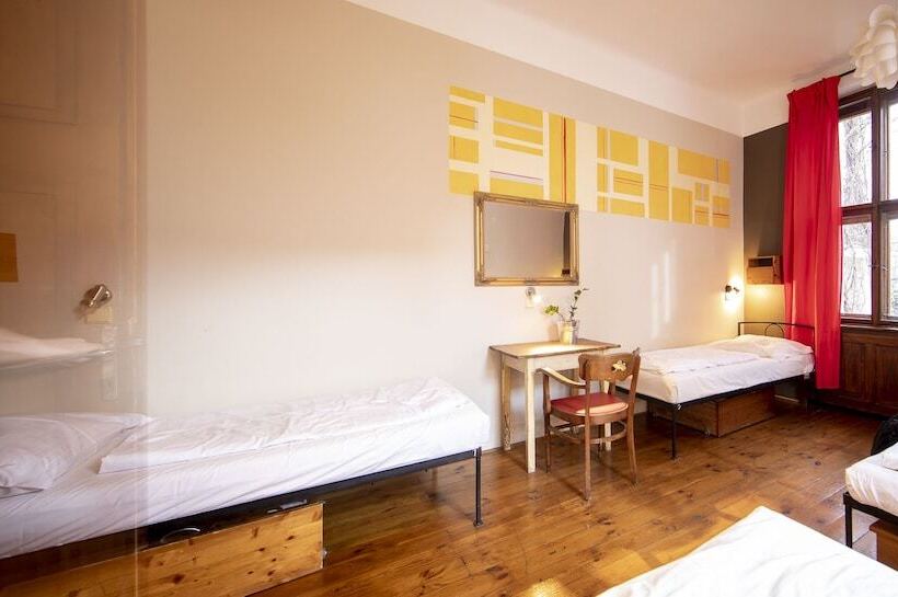 تختخواب در اتاق مشترک, Sir Toby's Hostel