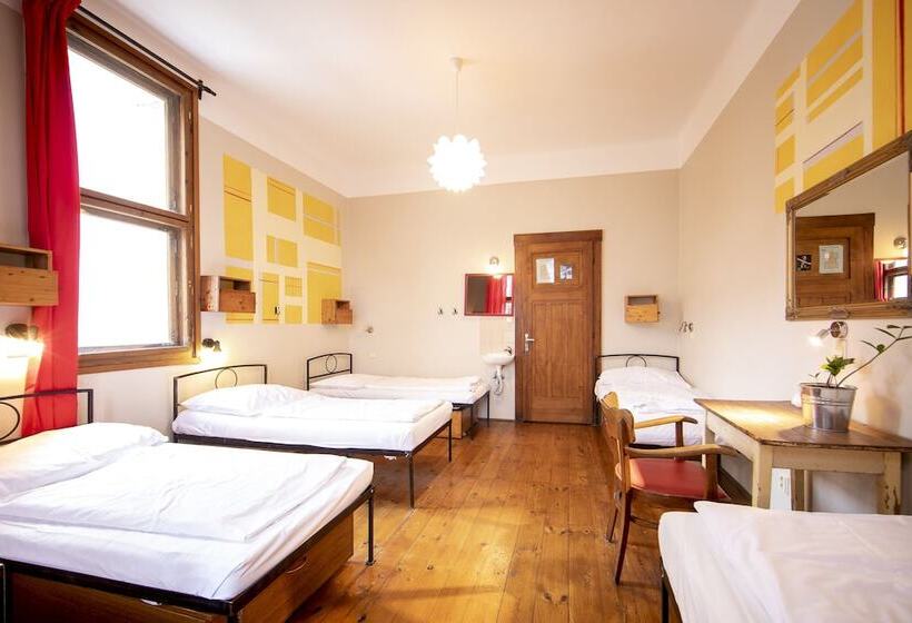 تختخواب در اتاق مشترک, Sir Toby's Hostel