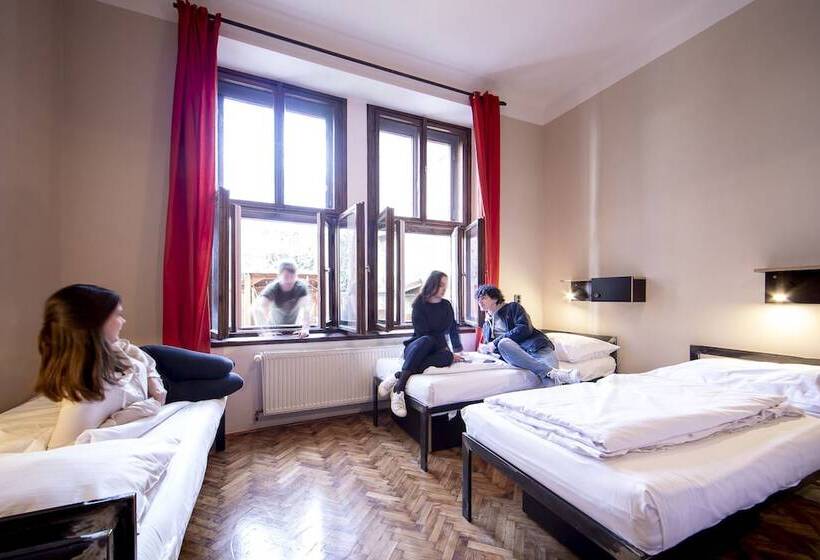 تختخواب در اتاق مشترک, Sir Toby's Hostel