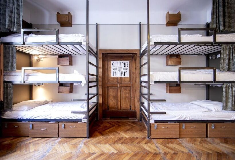 تختخواب در اتاق مشترک, Sir Toby's Hostel